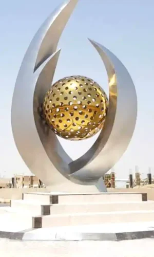 مجسم ستانلس ستيل هلالي بكورة ذهبية