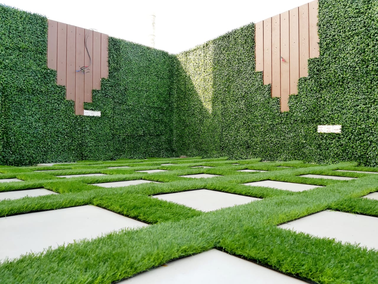 تركيب عشب جداري ضمن أعمال لاندسكيب – كوفان