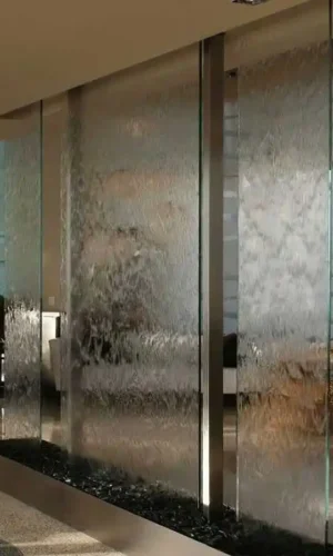 فاصل مائي زجاجي جداري