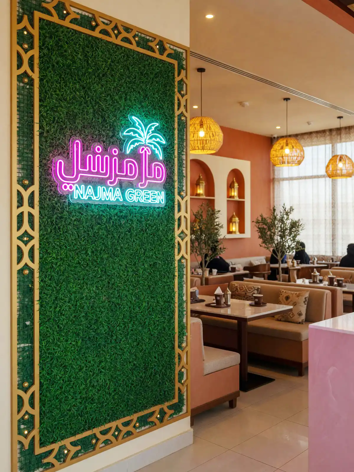 ركن تصوير بعشب جداري مع إطار وشعار مضيء – كوفان أمون للاندسكيب