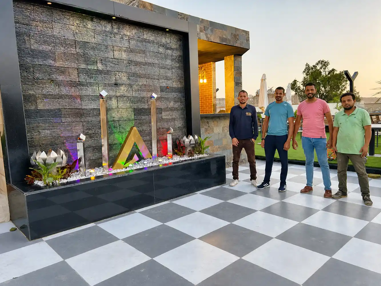 لاندسكيب العشب الصناعي مع الإضاءة على سطح الفندق