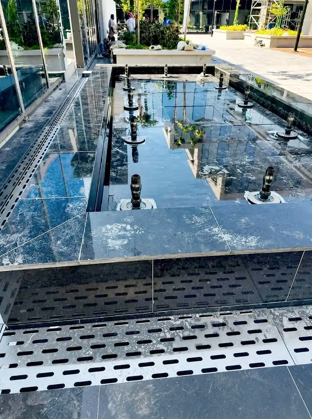 مرحلة تجربة نافورة لابريل جدة وضبط تدفق المياه