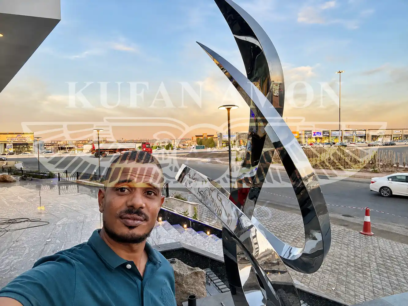 المجسم مع النافورة مجسم ستانلس ستيل مع النافورة في مول ريفيرا جدة